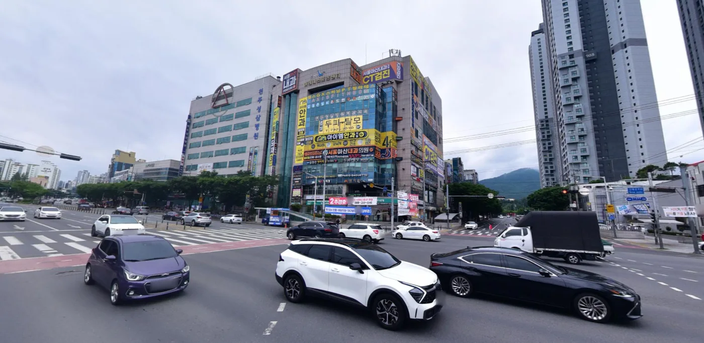 대로변 상가 건물. 내과·안과·검진 등 병원 간판이 건물 전면에 여러 층으로 붙어 있는 모습